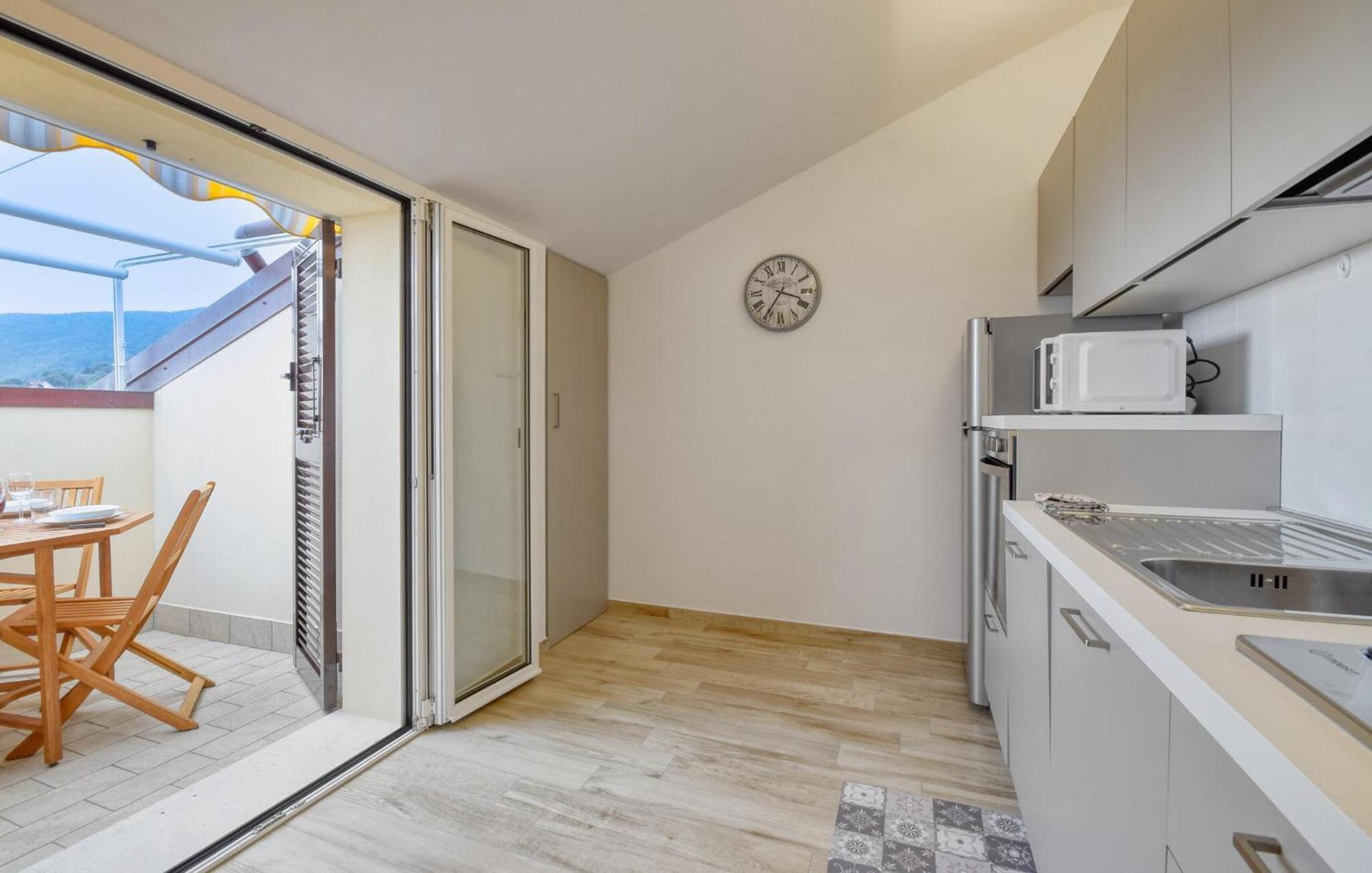 Beautiful Apartment In Moneglia With Kitchen Bagian luar foto